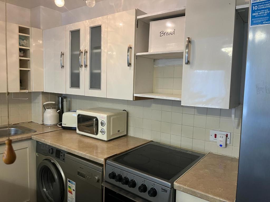 London 1 Bed Cosy House Lägenhet Norwood Exteriör bild